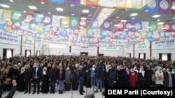 Halkların Eşitlik ve Demokrasi Partisi'nin (DEM Parti) Diyarbakır'da düzenlediği Gençlik Meclisi birinci Olağan Kongresi ile ilgili "suç ve suçluyu övme, terör örgütü propagandası" gerekçesiyle soruşturma başlatıldığı açıklandı.