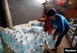 Carolina Maldonado almacena agua embotellada debido a la escasez hídrica en Paine, Chile.