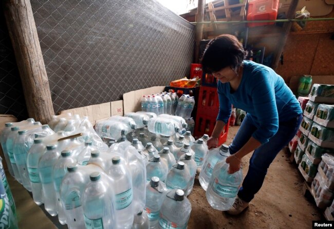 Carolina Maldonado almacena agua embotellada debido a la escasez hídrica en Paine, Chile.