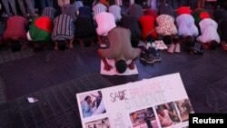 Para pedemo yang menentang kuota pekerjaan di pemerintahan Bangladesh melaksanakan salat berjamaah di Times Square, New York, Kamis, 18 Juli 2024. (Foto: Kent J. Edwards/Reuters)