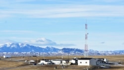 资料照片：2023年2月7日，在蒙大拿州哈洛顿附近看到的蒙大拿州中部被农田包围着的一处美国空军设施。（美联社照片）