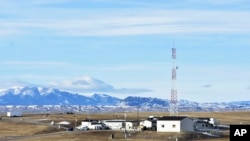 资料照片：在蒙大拿州哈洛顿附近看到的蒙大拿州中部被农田包围着的一处美国空军设施。（2023年2月7日）