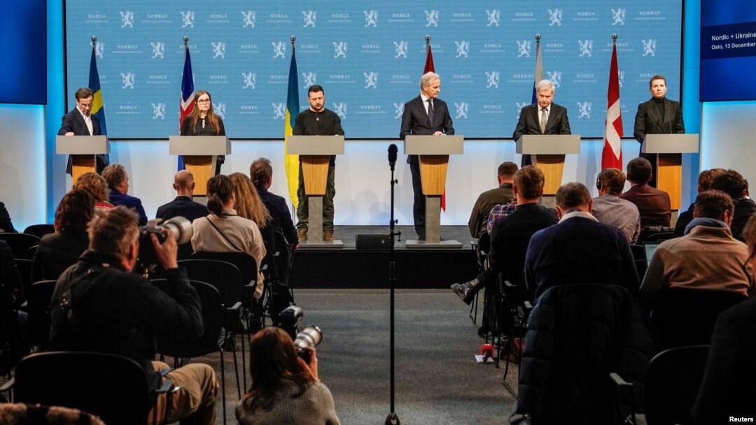 Thủ tướng Thụy Điển Ulf Kristersson, Thủ tướng Iceland Katrin Jakobsdottir, Tổng thống Ukraine Volodymyr Zelenskyy, Thủ tướng Na Uy Jonas Gahr Store, Tổng thống Phần Lan Sauli Niinisto và Thủ tướng Đan Mạch Mette Frederiksen tại cuộc họp báo ở Oslo, Na Uy, ngày 13/12/2023.