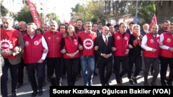 Yürüyüşte DİSK Genel Başkanı Arzu Çerkezoğlu ve İzmir Büyükşehir Belediye Başkanı Tunç Soyer de yer aldı.