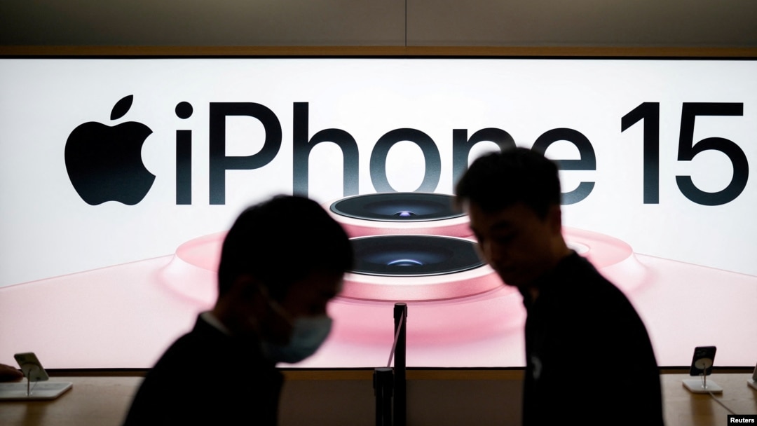 上海蘋果專賣店的新款蘋果手機iPhone 15的廣告。(2023年9月22日)