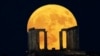 Bulan purnama &quot;Biru&quot; tampak di belakang Kuil Poseidon di Tanjung Sounio, sebelah selatan ibu kota Athena, Yunani. (AP)&nbsp;