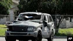 Un vehículo dañado se encuentra en el lugar de una colisión mortal cerca de una parada de autobús en Brownsville, Texas, el domingo 7 de mayo de 2023.