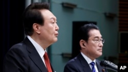 윤석열 한국 대통령과 기시다 후미오 일본 총리가 지난 16일 도쿄에서 정상회담에 이어 공동기자회견을 했다.