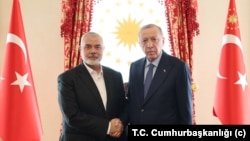 Shugaban kungiyar Hamas ta Falasdinawa Ismail Haniyeh tare da abokinsa shugaban Turkiye Erdogan a saduwarsu ta karshe a Istanbul Afrilu 20, 2024