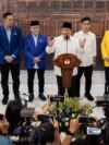 Presiden terpilih Indonesia Prabowo Subianto (ke-4 dari kanan) didampingi para pemimpin partai koalisi pendukungnya, di kantor KPU di Jakarta, 24 April 2024. (Yasuyoshi CHIBA / AFP )