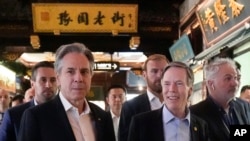 24일 중국 상하이 유정원을 방문한 토니 블링컨 미국 국무장관(사진 맨 좌측)과 니콜라스 번스 중국 주재 미국대사(사진 중앙)가 산책을 하고있다. (자료사진)
