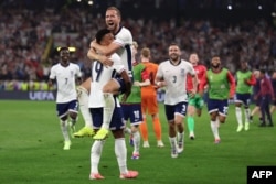 Harry Kane (atas) merayakan bersama penyerang Inggris Ollie Watkins setelah memenangkan pertandingan sepak bola semifinal UEFA Euro 2024 antara Belanda dan Inggris di BVB Stadion di Dortmund pada 10 Juli 2024. (Foto: AFP)