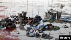 Sejumlah barang milik orang-orang yang mengikuti acara keagamaan di lokasi terjadinya insiden yang mengakibat ratusan orang tewas terinjak-injak di Uttar Pradesh, India, Rabu, 3 Juli 2024. (Foto: Anushree Fadnavis/Reuters)