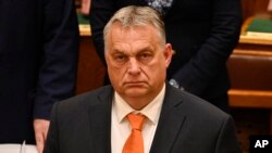 2023年3月27日，匈牙利总理维克多·欧尔班在匈牙利布达佩斯议会就芬兰加入北约的申请进行投票后起立。（美联社照片）