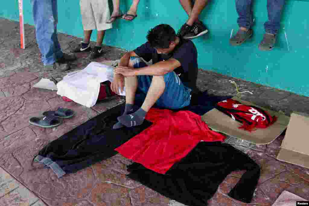 Los migrantes descansan durante una pausa en Villa Comaltitlán, Chiapas.