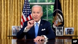 El presidente Joe Biden se dirige a la nación sobre el acuerdo presupuestario que eleva el límite de la deuda federal y evita el incumplimiento del gobierno de EEUU, desde la Oficina Oval de la Casa Blanca en Washington, el 2 de junio de 2023.