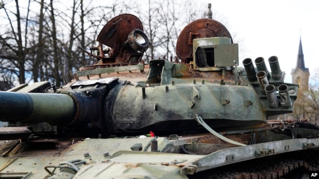 2023年3月1日，在爱沙尼亚塔林的自由广场上，一支鲜花放置在被摧毁的俄罗斯 T-72B3 坦克上。（美联社照片）