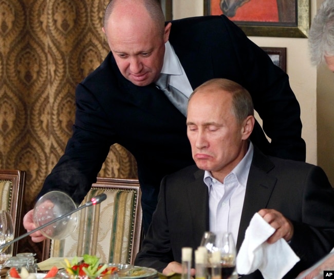 Yevgeni Prigojin ve o dönem Başbakan olan Rusya Cumhurbaşkanı Vladimir Putin, 11 Kasım 2011.