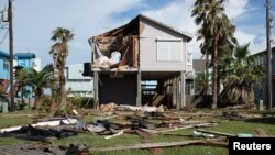 Topan Beryl menghancurkan sebuah rumah di Texas, AS (dok: REUTERS/Kaylee Greenlee Beal)