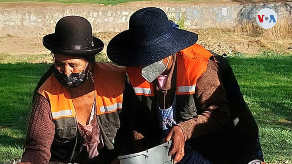 Ecorrecolectoras separan los desechos. [Foto cortesía de la Asociación de Ecorrecolectoras de Bolivia]