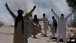 بدھ کے روز پشاور میں کئی مقامات پر پرتشدد مظاہرے ہوئے جن میں کم از کم تین افراد ہلاک اور درجنوں زخمی ہو گئے جن میں پولیس اہل کار بھی شامل تھے۔ 10 مئی 2023
