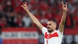 UEFA, bozkurt hareketi nedeniyle milli futbolcu Merih Demiral'a iki maç ceza verdi.