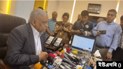 সচিবালয়ে সাংবাদিকদের সঙ্গে স্বরাষ্ট্রমন্ত্রী আসাদুজ্জামান খান কামাল। ৩১ ডিসেম্বর, ২০২৩।