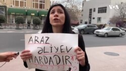 Yoldaşından xəbər ala bilməyən Gülarə İsmayılova “Araz Əliyev haradadır?” şüarı ilə aksiya keçirib