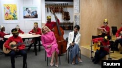 Первая леди США Джилл Байден и супруга британского премьер-министра Акшата Мурти на встрече с учащимися лондонской школы им. Чарльза Диккенса, 5 мая 2023 г. 