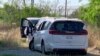 Un investigador de la policía mexicana inspecciona la minivan donde cuatro estadounidenses fueron baleados y secuestrados la semana pasada, en la sede de la Fiscalía del Estado de Tamaulipas en Matamoros, México, el 8 de marzo de 2023.