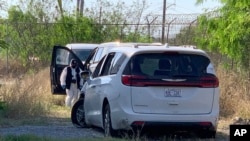 Un investigador de la policía mexicana inspecciona la minivan donde cuatro estadounidenses fueron baleados y secuestrados la semana pasada, en la sede de la Fiscalía del Estado de Tamaulipas en Matamoros, México, el 8 de marzo de 2023.