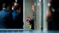 Presiden-terpilih Donald Trump, yang saat itu belum mencalonkan diri, berbicara dengan pengacaranya Todd Blanche di luar gedung Pengadilan Pidana Manhattan, di New York, 29 Mei 2024. (Foto: Jabin Botsford/The Washington Post via AP Pool).