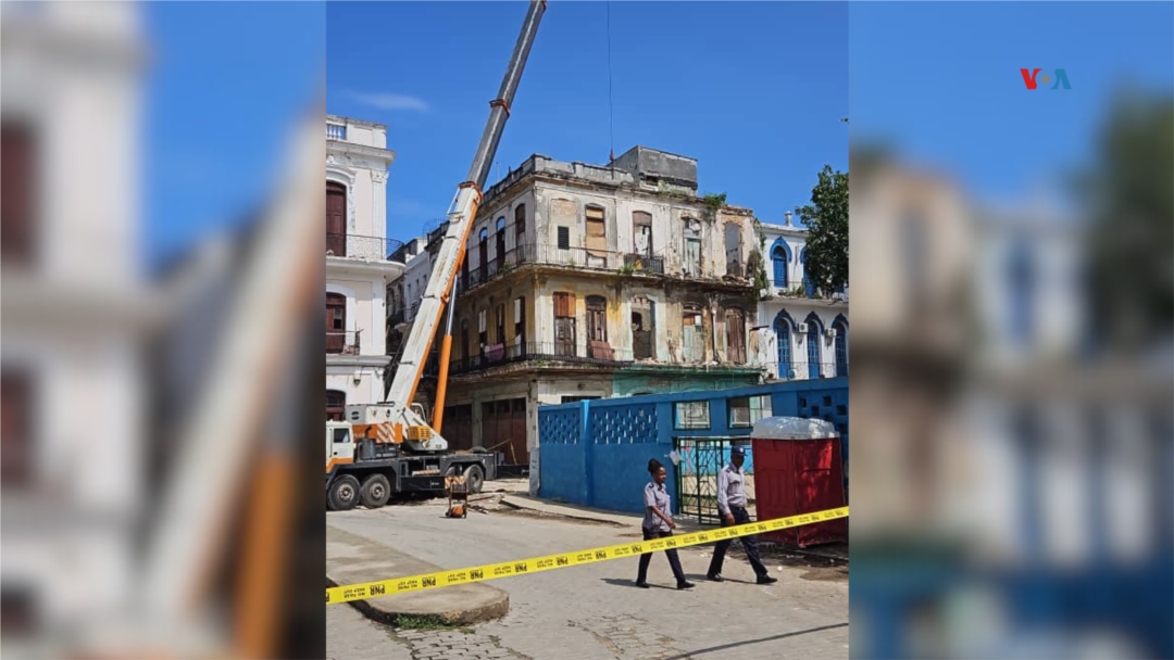 Imagen del edificio parcialmente derrumbado el pasado 3 de octubre, en La Habana, Cuba, que dejó dos personas muertas y varios heridos. El edificio permanece custodiado por la policía. [Cortesía]