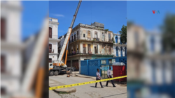Imagen del edificio parcialmente derrumbado el pasado 3 de octubre, en La Habana, Cuba, que dejó dos personas muertas y varios heridos. El edificio permanece custodiado por la policía. [Cortesía]