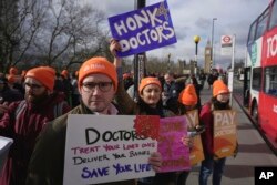 Aksi unjuk rasa para dokter junior, anggota BMA (British Medical Association), di luar Rumah Sakit St Thomas di London, Senin, 26 Februari 2024. (AP/Kin Cheung)