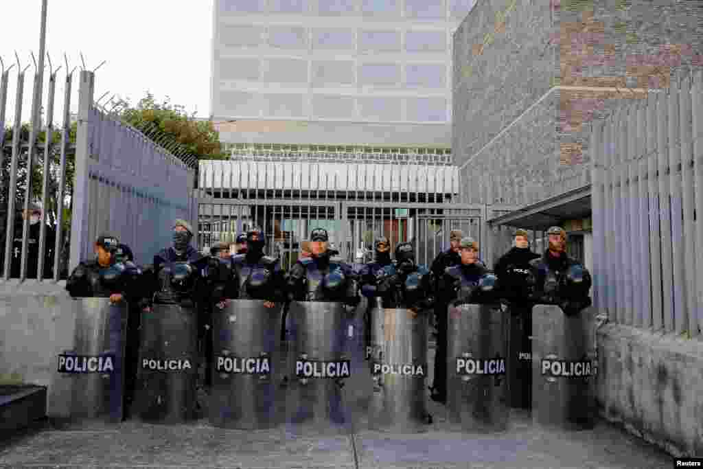 &quot;Estamos seguros que el país no aceptará ningún intento de alterar el orden constitucional a través de la violencia para atentar contra la democracia&quot;, dijo el jefe del Comando Conjunto de las Fuerzas Armadas del Ecuador, Nelson Proaño.
