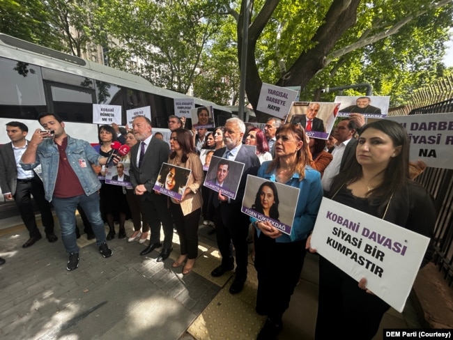 DEM Partililer Kobani davası kararını protesto etti.