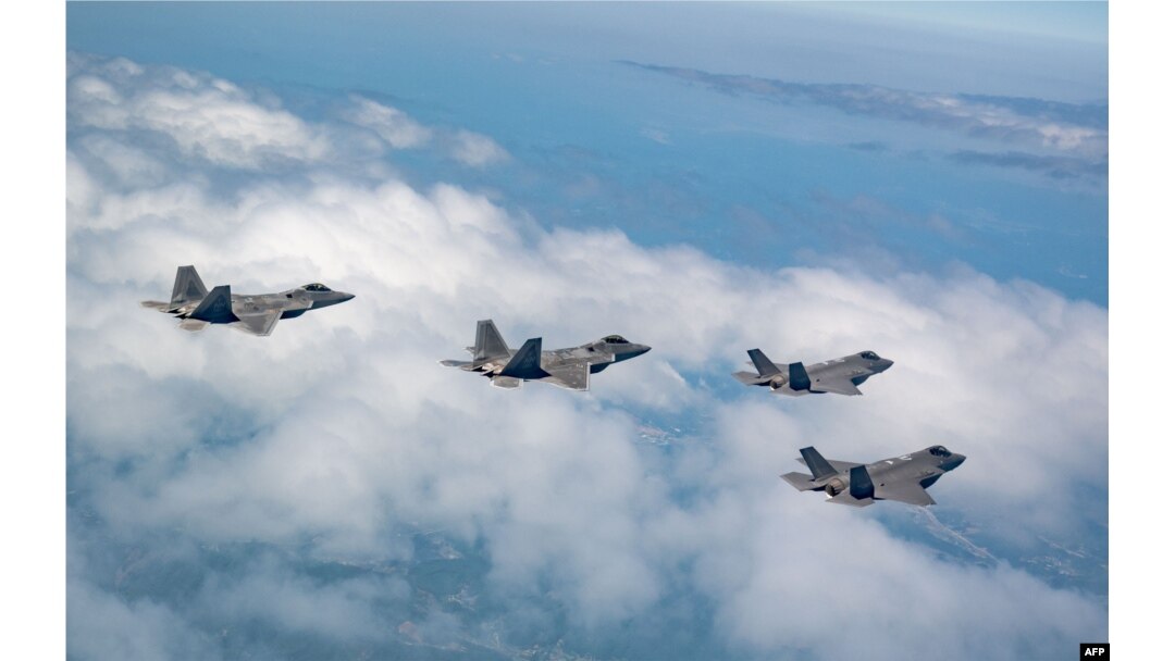 이달 17일부터 24일까지 한국 청주에서 진행 중인 2024 전반기 '소링 이글'(Soaring Eagle) 훈련 중 F-22, F-35A 기체가 비행하고 있다.