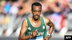 Tamirat Tola akikimbia kutoka Versailles kwenda Paris kwakati wa mashindano ya mbio za Marathoni za wanaume ya Olimpiki yanayofanyika Paris.Picha na AFP 