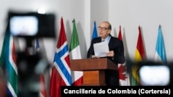 El canciller colombiano, Álvaro Leyva, en rueda de prensa tras la celebración de la Cumbre Internacional sobre el proceso político de Venezuela, en Bogotá, el 25 de abril de 2023.