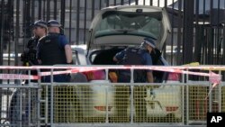 Polisi melakukan penyelidikan di TKP, setelah sebuah mobil menabrak gerbang depan Downing Street di London, Kamis 25 Mei 2023.