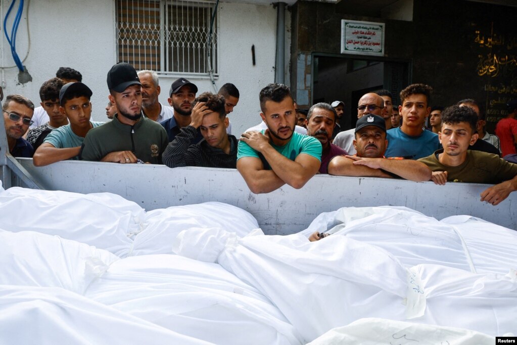 Dolientes acuden al funeral de miembros de una familia muerta, según funcionarios de salud palestinos, en uno ataque israelí en la Franja de Gaza.