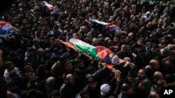 Palestinci nose one koji su ubijeni nakon izraelskog vojnog napada na izbjeglički kamp Nur Shams na Zapadnoj obali, 27. decembra 2023.