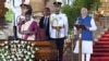 Narendra Modi (kanan) mengucapkan sumpah jabatan untuk masa jabatan ketiga sebagai Perdana Menteri India selama upacara yang dipimpin oleh Presiden Droupadi Murmu (2 dari kiri) di istana kepresidenan Rashtrapati Bhavan di New Delhi, Minggu 9 Juni 2024.