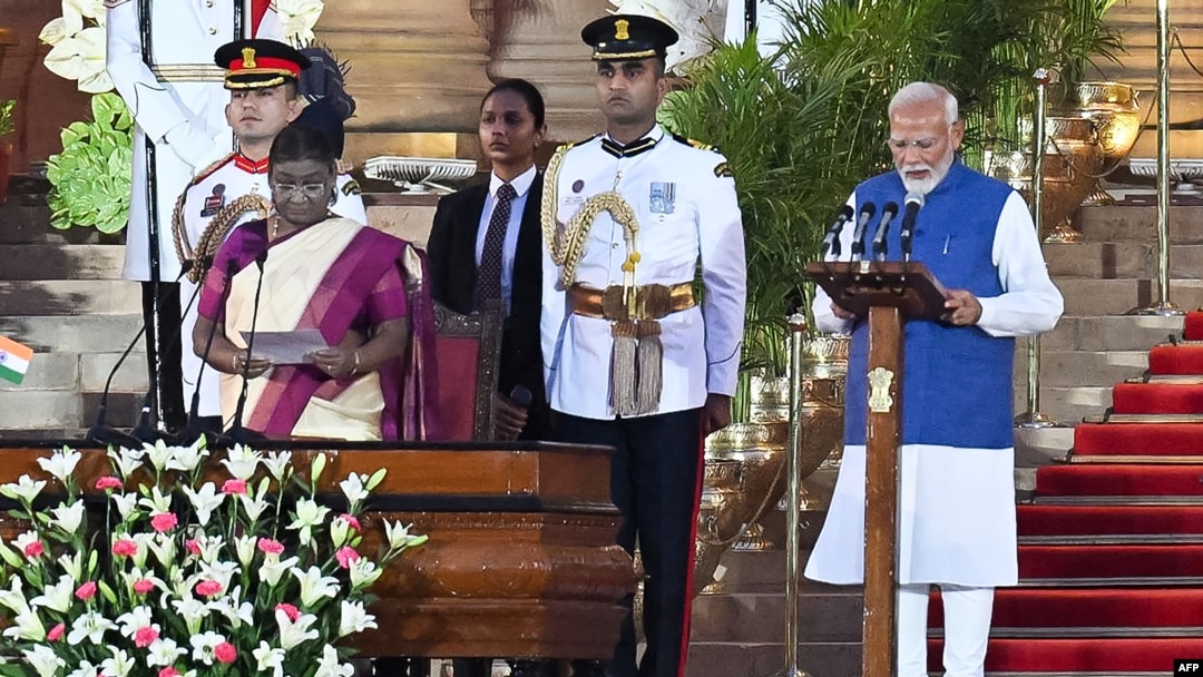 Narendra Modi (kanan) mengucapkan sumpah jabatan untuk masa jabatan ketiga sebagai Perdana Menteri India selama upacara yang dipimpin oleh Presiden Droupadi Murmu (2 dari kiri) di istana kepresidenan Rashtrapati Bhavan di New Delhi, Minggu 9 Juni 2024.