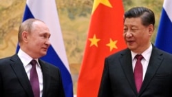 Presiden China Xi Jinping, kanan, dan Presiden Rusia Vladimir Putin berpose untuk foto selama pertemuan mereka di Beijing, China, pada 4 Februari 2022.