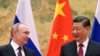 资料照片：2022年2月4日，中国国家主席习近平和俄罗斯总统普京在中国北京会晤时相互交谈。