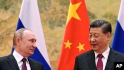 資料照片：2022年2月4日，中國國家主席習近平和俄羅斯總統普京在中國北京會晤時相互交談。