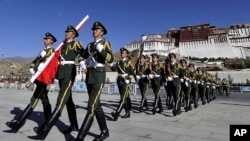 资料照：中国武警士兵在西藏拉萨布达拉宫前举行升旗仪式。（2011年10月1日）