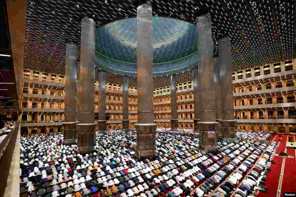 Indonesian Muslims attend the evening mass prayers called &quot;Tarawih&quot; on the first night of the holy fasting month of Ramadan, at the Grand mosque of Istiqlal in Jakarta.